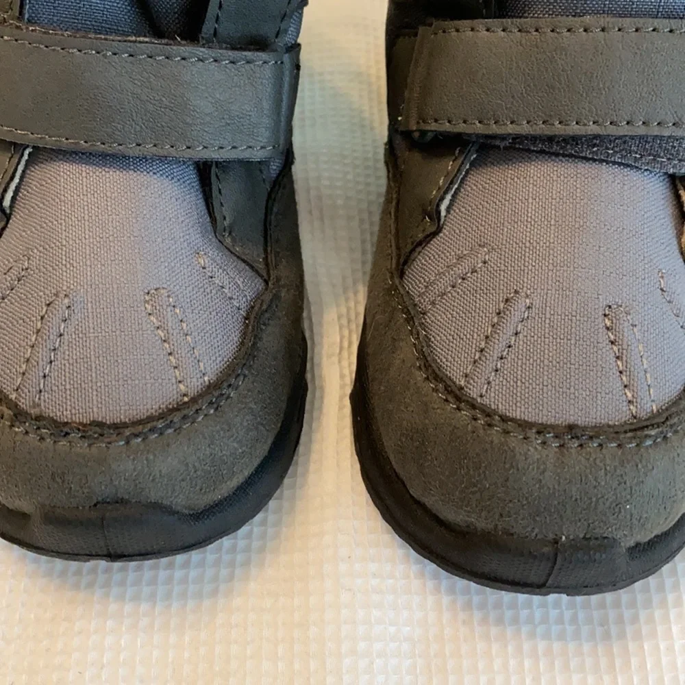 Carter’s kids Boots Dunes size 11 gray and green